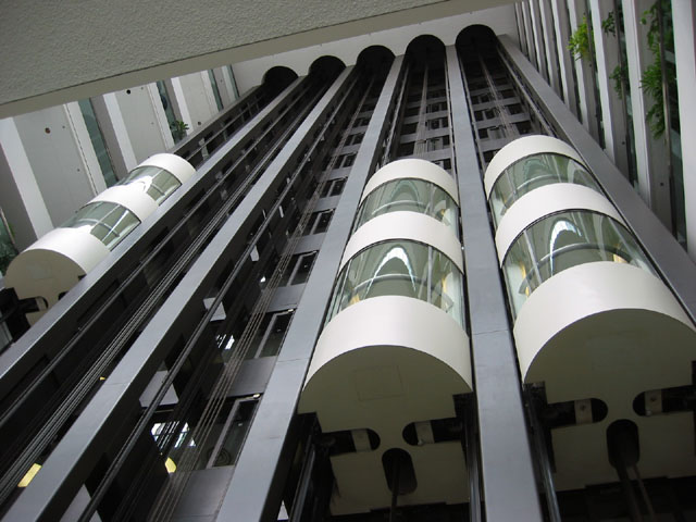 Tres ascensors moderns